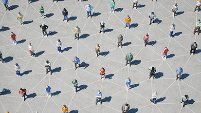 Verschiedene Menschen stehen verteilt, verbunden durch ein am Boden gezeichnetes Netz, zur Seite: Für Personalentscheider