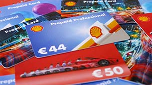  Foto von Abbildungen der Tankkarten mit Shell Prepaid Professional im Vordergrund zur Verlinkung "Gutscheinkarten"