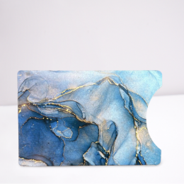 Kartenverpackung mit blau-goldenem Marmormuster