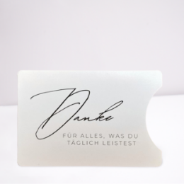 Helle Kartenverpackung mit schwarzer Schrift und dem Wording "Danke für alles, was du täglich leistest"