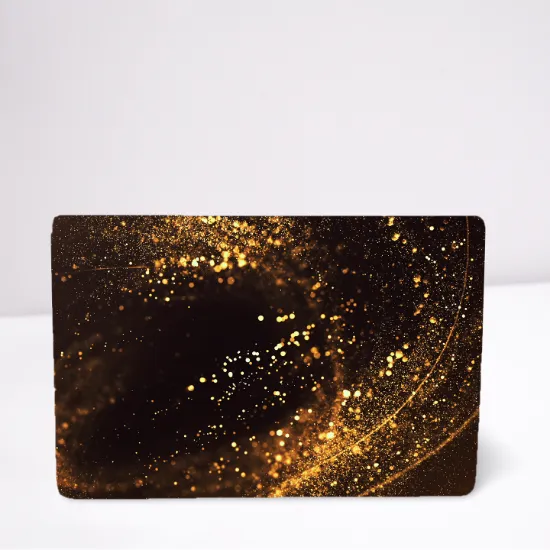 Schwarze Geschenkverpackung mit goldenem Schimmer