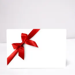 Weiße Verpackung mit roter Samtschleife