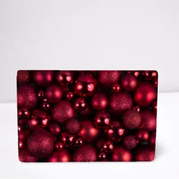 Verpackungsmotiv, darauf abgebildet sind schimmernde Weihnachtskugeln in Weinrot